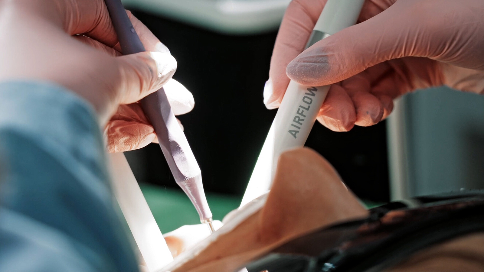 Curățarea dinților cu aparatul Air Flow