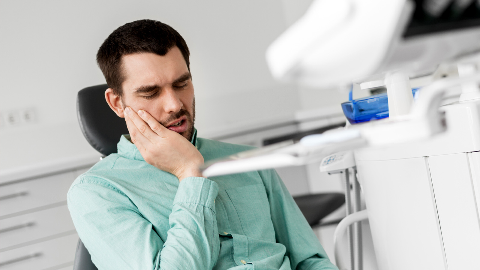 Пациент с зубной болью в стоматологической клинике