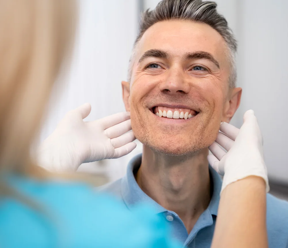 мужчина средних лет у стоматолога